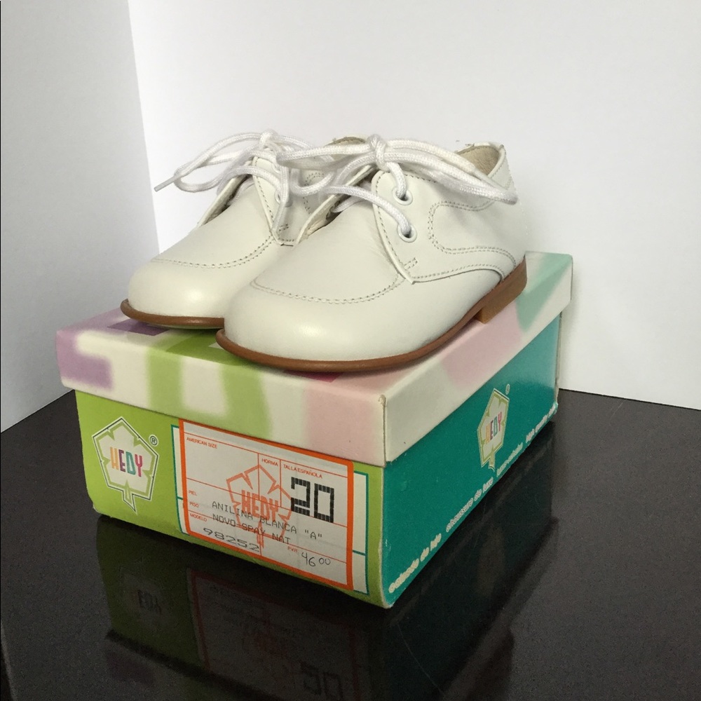 Newborn boy white leather size 20 tie-up with box